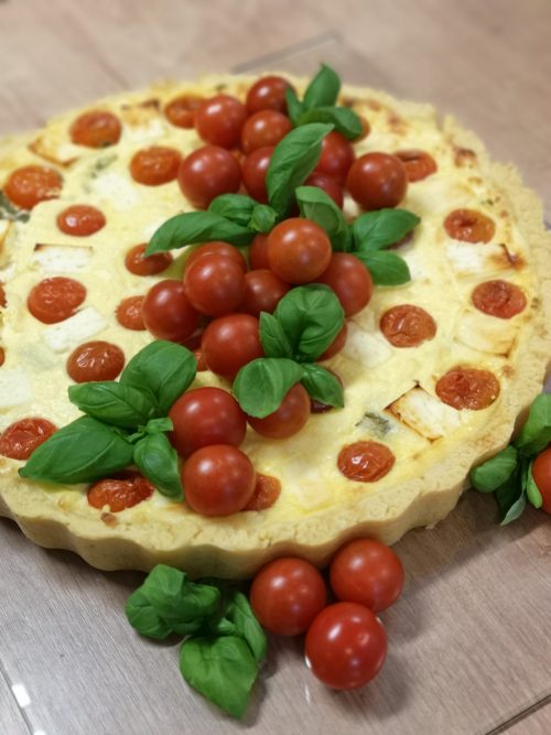 Trapios tešlos pyragas su fetos sūriu, varške ir šeri pomidorais