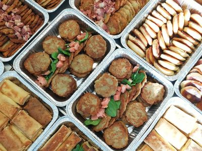 Užgavėnių bulviniai blynai su rūkytos šoninės padažu – sotus šventinis pasirinkimas