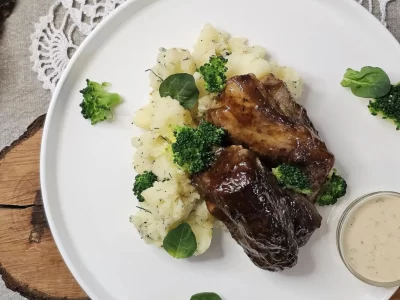 lėtai virta plėšoma kiaulienos sprandinė su garnyru – FoodStories.lt