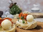 235  Crostini su chorizo dešra, imbieriniu sūrio kamuoliuku