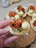 235  Crostini su chorizo dešra, imbieriniu sūrio kamuoliuku - Image 2