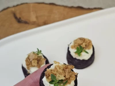 kepto burokėlio užkandis su trinta feta ir džiovintais svogūnais