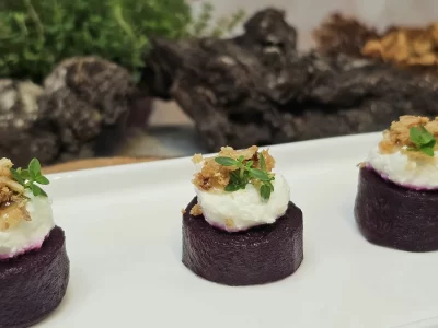 kepto burokėlio užkandis su trinta feta ir džiovintais svogūnais