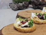 Užkeptas crostini su camembert sūriu